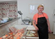 Jurbarkietė verslininkė Rita Kleinienė Kauno gatvėje atidarė mėsos produktų parduotuvę, kurioje galima įsigyti natūraliai rūkytų kaimiško dūmo mėsos gaminių.