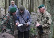 V. Vaitkevičiui jaunasis šaulys Karolis (kairėje) rodo Vykintui Vaitkevičiui (vidury), kur galėtų būti bunkeris.