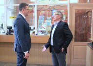 J. Sadauskas ir Jurbarko pašto viršininkas Romas Paulikas (dešinėje)