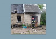 Paskynuose dega namas