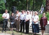 Prie tremtinių paminklo Jurbarko kapinėse pasiųsta jautri žinutė emigrantams (video)