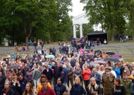 Jurbarkas atšventė Valstybės dieną – nuo patriotiškų asmenukių iki džiazo, bardų ir tautinės giesmės