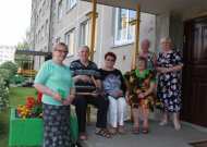 Algirdo g. 14 daugiabučio aplinkos puoselėtojų būrelis (iš kairės): Birutė, Julius, Marytė, Marcelė, Janina ir Marytė.