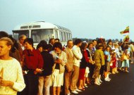 Baltijos kelias. Fotografavo Algirdas Kaminskas (miręs), nuotrauką atsiuntė jo sūnus Arvydas Kaminskas. Nuotrauka daryta netoli Ukmergės, joje turėtų būti jurbarkiečiai.