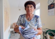 I. Rukšnaitienė rodo šūsnis laiškų, kurie kas mėnesį patenka į nenaudojamo buto pašto dėžutę.