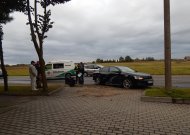 Avarija Lauko gatvėje – skrydis ir į medį, ir į stulpą
