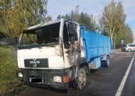 Užsidegė malkas vežęs sunkvežimis