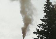 Juodi kaminų dūmai tamsina kaimynų gyvenimą