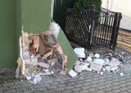 Automobilis įsirėžė į gyvenamojo pastato kampą