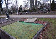 Kalėdas atšventė vartydami kapinių paminklus