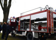 Juodaičių ugniagesiai džiaugiasi gautu automobiliu
