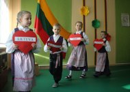 Lietuvą su Vasario 16-ąja sveikino ne tik darželinukai, bet uždainavo ir auklėtojos  (video)