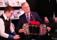 Netikėtas svečias. Knygų mugėje dalyvaujančius eržvilkiškius aplankė Prezidentas Gitanas Nausėda