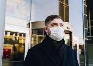 Kaukes dėvėti rekomenduojama, o ne privaloma – premjero patarėjas įvėlė klaidą