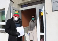 Vicemeras Daivaras Rybakovas ir VšĮ Socialinės paslaugos direktorė Audronė Balčiūnienė išlydėjo izoliuotus asmenis, jiems raštiškai patvirtinus, kad turi tinkamas vietas saviizoliavimuisi ir užtikrina, kad laikysis numatytos tvarkos.