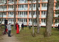 Jurbarko ligoninės kieme skambėjo sveikinimai medicinos darbuotojams