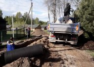 Nuotraukose – Viešvilėje prasidėję remonto darbai. Informuojama, kad atliekant remonto darbus, Gėlių gatvėje esantis senasis akmeninis grindinys bus išsaugotas fragmentiškai.