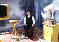 Atkurtoje tarpukario fotostudijoje garsų šio krašto fotografą Antaną Mickų įkūnija Veliuonos krašto muziejaus darbuotojas Gediminas Klangauskas.