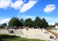 Atsipalaidavo. Dauguma moksleivių ir tėvelių be kaukių.