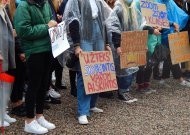 Po gimnazistų protesto akcijos – ieškoma išeičių ugdymo procesui organizuoti klasėse