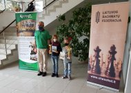 Sidabro medalį laimėjusi  Jurbarko šachmatininkė Agota Vainauskaitė - viduryje