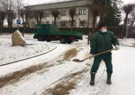 Žiemos sezonas atidarytas – barstomos miesto gatvės