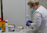 Atnaujinamas skiepijimas „AstraZeneca“ vakcina, gyventojai galės rinktis vakciną