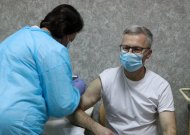 Švietimo įstaigų darbuotojus ir abiturientus kviečia vakcinuotis, bet skiepas – tik po senjorų
