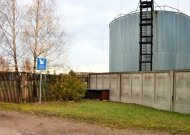 Nauja bešeimininkių kačių šėrimo vieta Jurbarko mieste – valstybinėje žemėje šalia žemės sklypo, esančio Algirdo g. 18.