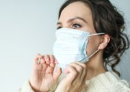 Viešose uždarose vietose, viešajame transporte, uždarose erdvėse esančiose darbo vietose bus privaloma dėvėti medicinines kaukes arba respiratorius