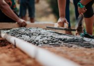 Norite savo kiemą papuošti betoninėmis trinkelėmis? Ar darbą pavyks atlikti patiems, ar geriau kreiptis į profesionalus?