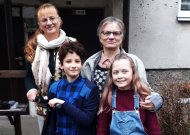 Alma Busch ir Danutė Samienė su vienais iš pagrindinių jaunųjų aktorių.