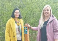 Seredžiaus seniūnė Rimantė Pavalkienė ir Jurbarko turizmo ir verslo centro l. e. direktorės pareigas Erika Stanaitienė geltonomis rodyklėmis ir kriauklėmis pradėjo žymėti Šv. Jokūbo kelią Seredžiaus seniūnijoje.