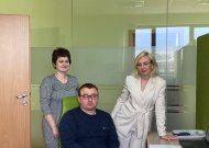 Įgyvendinant strategiją keturios savivaldybės įkūrė viešąją įstaigą „Žaliasis regionas“. Nuotraukoje įstaigos kolektyvas: transporto specialistas Dainius Večerskas, transporto specialistė Aušra Juciuvienė bei direktorė Gaiva Mačiulaitienė.