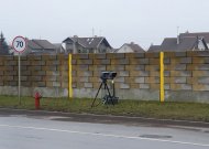 Marijampolės apskr. VPK Kelių policijos skyriaus pareigūnai jau prieš keletą metų pradėjo naudoti štai tokius tris naujuosius kilnojamus greičio matuoklius. Jais dirbama visoje aptarnaujamoje teritorijoje – tuo pačiu ir Jurbarko rajone. Lazerinės technologijos maždaug 300 metrų atstumu automatiškai fiksuoja ir automobilius, ir motociklus. Be to, šie matuokliai patys suformuoja protokolą. Elektroniniu arba paprastu paštu juos gaus visi greitį viršiję vairuotojai.