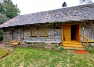 Štai kaip šiuo metu atrodo kelis šimtus metų skaičiuojanti L. Meškaitytės sodyba, stūksanti netoli Šventosios upelio.