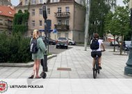 Elektrinio paspirtuko vairuotojai turi elgtis kaip dviratininkai