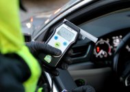 Veliuonoje neblaivus vyras nuvažiavo nuo važiuojamosios kelio dalies ir apgadino kapinių tvorą