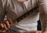 Neblaivi mergina barnį pabaigė peilio dūriu