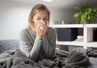 Dažniausiai koronaviruso infekcija pasireiškia karščiavimu, kosuliu, pasunkėjusiu kvėpavimu ar dusuliu, nuovargiu, raumenų skausmais, skonio ar kvapo praradimu, gerklės skausmu, sloga, pykinimu, vėmimu ar viduriavimu.