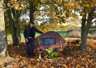 Aušgirio kaime atidengtas paminklinis akmuo, skirtas žymiam kraštiečiui dramaturgui