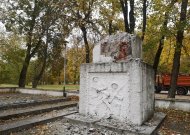 Jurbarke demontuojamas sovietinio kario paminklas