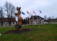Anksčiau šioje centrinėje Eržvilko miestelio aikštėje stovėjo ąžuolo kamienas, o dabar– medinė skulptūra, vaizduojanti eržilą vilko kailiu.