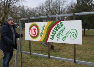 Ketvirtadienio popietę skvere vyksta paruošiamieji darbai. Sausio 13-ajai atminti renginio dekoracijas pagamino ir sumontavo Jurbarko kultūros centro darbuotojai.