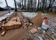 Nuvirto dalis Dvaro parko mūrinės sienos. Laukiama paveldosaugininkų sprendimo