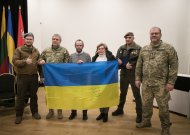 Jurbarkiečiai Alvydas ir Zita Stalgiai, įsiamžinę su ukrainiečiais.