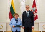Jurbarkietė Irena Bronislava Giedraitienė – apdovanota Laisvės kovų dalyvė už aktyvų įsitraukimą į visuomeninę partizanų kovos įamžinimo veiklą.