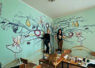 Mokyklos valgyklos sienas puošia mokytojos ir mokinės bendras kūrinys