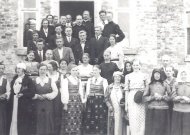 Girdžių pavasarininkų ekskursija Vytėnuose 1937 m. Viduryje – kun. Z. Gelažius.