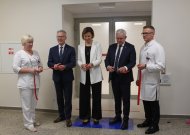 Atidarymo juostelę perkirpo ligoninės vadovė Rūta Lukšienė, rajono meras S. Mockevičius ir Seimo narys R. Juška.
